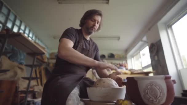 Professioneller Töpfer Der Mit Ton Arbeitet Atelier Für Keramik — Stockvideo