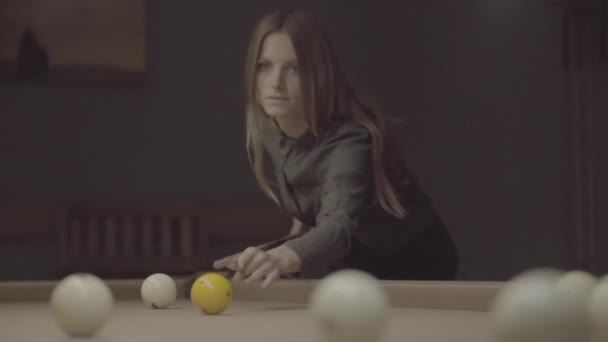 Mädchen Beim Billardspielen Spieler Hat Einen Ball Zum Schießen Bestimmt — Stockvideo