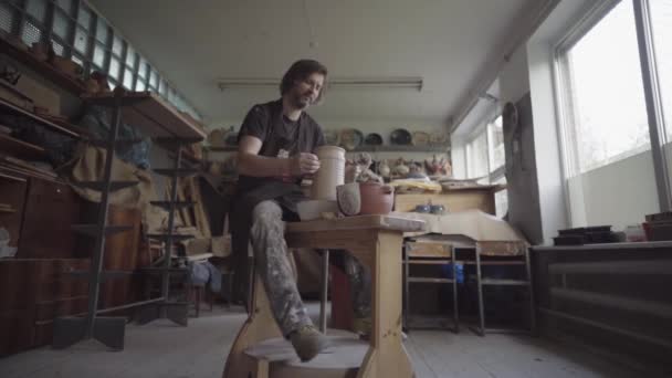Professionele Pottenbakker Werkend Met Een Klei Keramiek Studio — Stockvideo