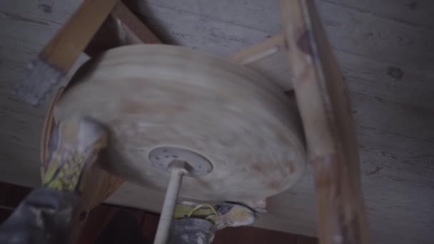 Estúdio Cerâmica Potter Trabalho Pernas Girar Roda Cerâmica — Vídeo de Stock