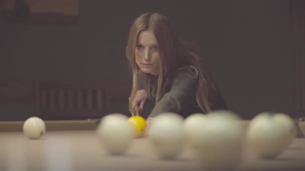 Mädchen Beim Billardspielen Spieler Hat Einen Ball Zum Schießen Bestimmt — Stockvideo