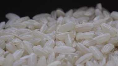 Dönen tabakta bir avuç beyaz pirinç videosu