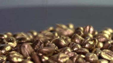 Altın kahve çekirdekleri dönen masanın üzerinde dönüyor..