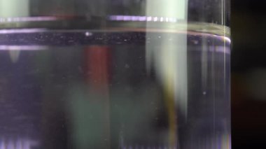 Mücevher, sıcak gümüşü sıvıyla dolu bir şişeye koyar. Çökert