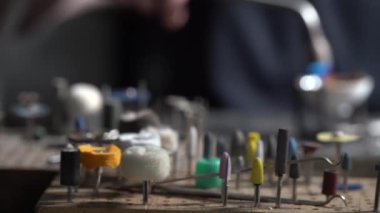 Mücevher, küçük mücevher tabağında yanan gümüşü eritiyor.