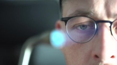 Kuyumcu kuyumcuyu yakıyor.