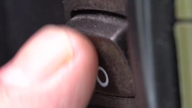 Güç düğmesinde insan eli düğmesi