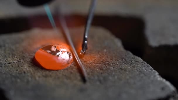 Gümüş Damlası Mücevher Atölyesinde Gaz Ocağıyla Eridi — Stok video