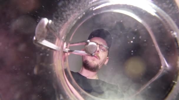 宝石商は 液体の風呂で銀のリングをディップ — ストック動画
