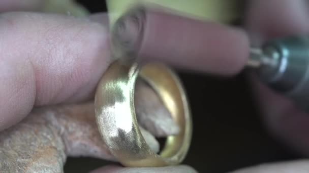 Zwolnij Zamknij Się Biżuteria Używa Narzędzia Obrotowego Polerowania Pierścienia Który — Wideo stockowe