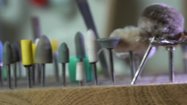 Εξοπλισμός Του Κοσμηματοπώλη Για Βυθίζει Ασημένια Δαχτυλίδια Στίλβωση Και Την — Αρχείο Βίντεο