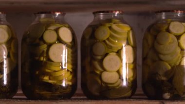 Kavanozlarda konserveler. Kış için konserve sebzeler. Konserve yiyeceklerle dolu ev bodrumu. 