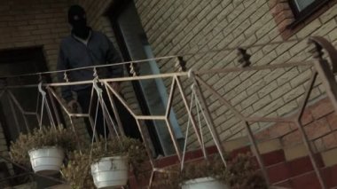 Soyguncu, soymak istediği özel bir evden kaçar ve polise ateş eder.