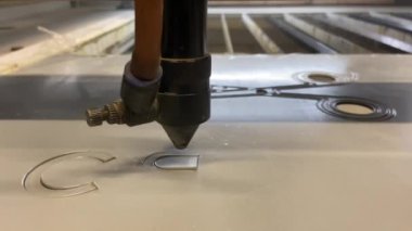 Cnc lazer makinesi plastikten ayrıntı kesiyor. Yakın plan