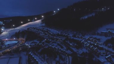 Havadan. Peri masalı gibi parlak ışıklarla süslenmiş dağ köyü..