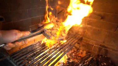 Izgarada et pişiriyorum. Taze biftek.. 