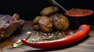 Tahtada taze biftek var. Dolly vurdu..