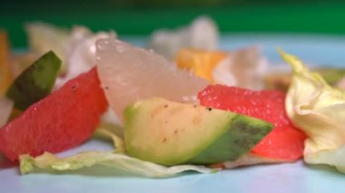 Izgara karides, avokado, meyve, sebze ve diğer sebzeli salata.