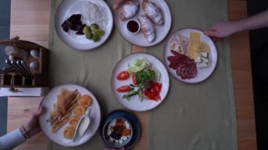 Zaman aşımı. Masada farklı yemekler var..