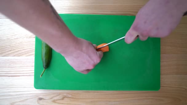 Кухар Розрізає Моркву Ножем — стокове відео
