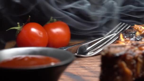 Bife Fresco Saboroso Tábua Madeira Dolly Atirou — Vídeo de Stock