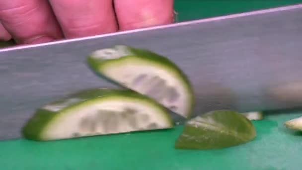 Imagens Closeup Chef Cortando Pepino Com Uma Faca — Vídeo de Stock