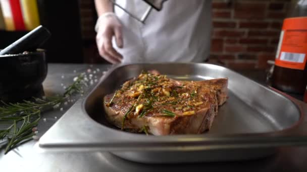 Filmarea Bucătarului Este Marinarea Fripturii Bucătar Care Pregătește Carne Vită — Videoclip de stoc