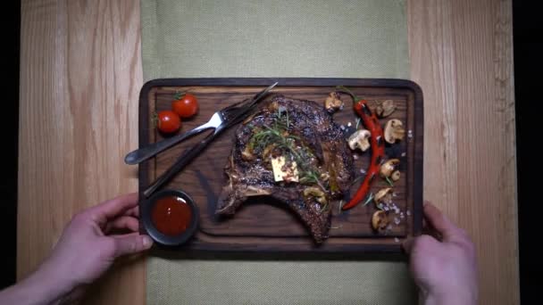 Gustosa Bistecca Manzo Fresco Tavola Legno — Video Stock