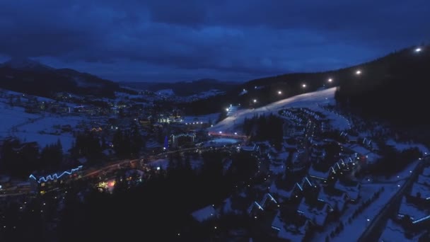 Luchtbeelden Van Besneeuwde Bergen Nachts Skiën Resort Bergdorp Met Nachtlampjes — Stockvideo