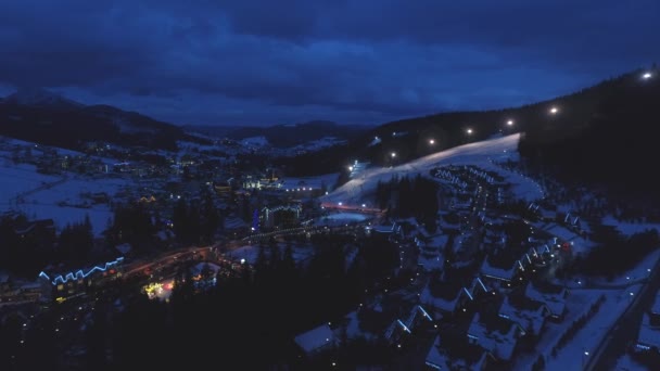 Luchtbeelden Van Besneeuwde Bergen Nachts Skiën Resort Bergdorp Met Nachtlampjes — Stockvideo