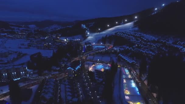 Воздушные Кадры Снежных Гор Катания Лыжах Ночью Курортная Горная Деревня — стоковое видео