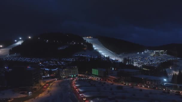 Luchtbeelden Van Besneeuwde Bergen Nachts Skiën Resort Bergdorp Met Nachtlampjes — Stockvideo