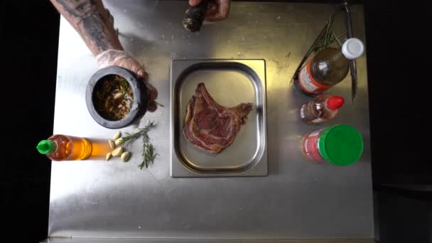 Záběry Kuchaře Marinování Steak Kuchař Připravuje Hovězí Maso Pro Grilování — Stock video