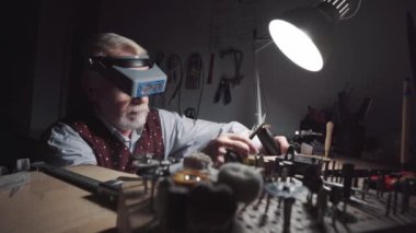 Kıdemli kuyumcu atölyesinde çalışıyor.