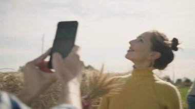 Mutlu çift saman balyalarının yanında yürüyüş yapıyor. Yavaş çekim