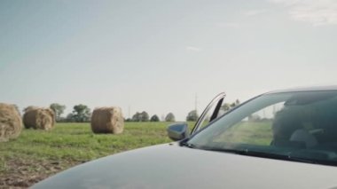 Mutlu çift saman balyalarının yanında yürüyüş yapıyor. Yavaş çekim