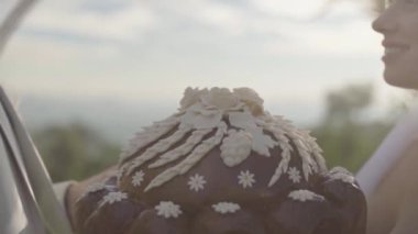 Damat gelini düğün ekmeğiyle besler. Yavaş çekim