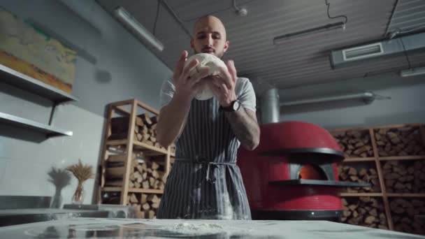 スローモーション パン屋は小麦粉でテーブルの上に生地を投げる — ストック動画