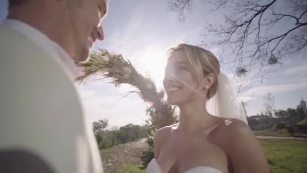 Νεαρό Παντρεμένο Ζευγάρι Κοιτάζει Ένας Τον Άλλον Αγάπη Αργή Κίνηση — Αρχείο Βίντεο