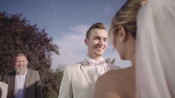 Genç Evli Çift Birbirine Sevgiyle Bakıyor Yavaş Çekim — Stok video