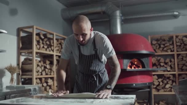 Movimento Lento Padeiro Macho Preparando Massa — Vídeo de Stock