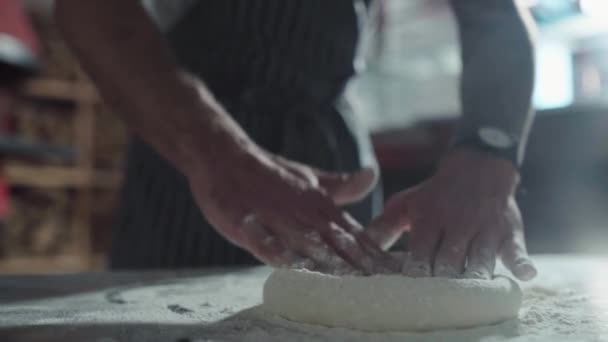 Movimento Lento Padeiro Macho Preparando Massa — Vídeo de Stock