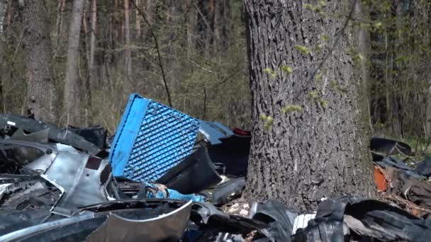 Milieuverontreiniging Tweedehands Auto Onderdelen Langs Weg Gegooid Het Bos — Stockvideo