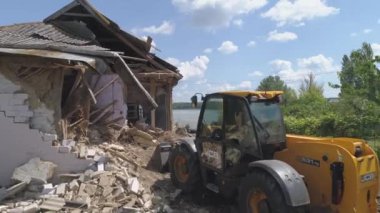 Kyiv, Ukrayna, 13 Haziran 2021. Eski bir özel evin yıkımı. 