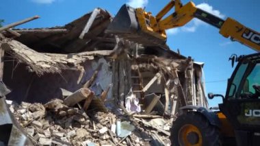 Kyiv, Ukrayna, 13 Haziran 2021. Eski bir özel evin yıkımı. 