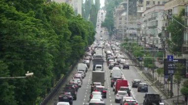 Zaman atlaması. Büyük şehirde yoğun trafik var. İş çıkışı.