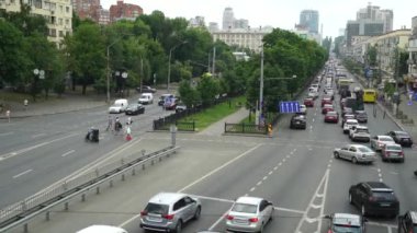 Zaman atlaması. Büyük şehirde yoğun trafik var. İş çıkışı.