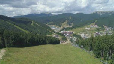 Bukovel, Ukrayna, 4 Ağustos 2021. Karpatların dağlarındaki tatil köyü.