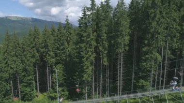 Bukovel, Ukrayna, 4 Ağustos 2021. Karpatların dağlarındaki tatil köyü.