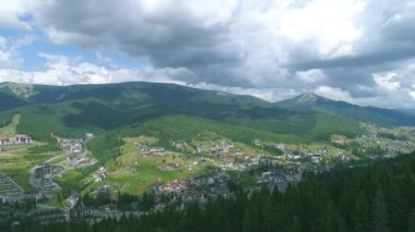 Bukovel, Ukrayna, 4 Ağustos 2021. Karpatların dağlarındaki tatil köyü.